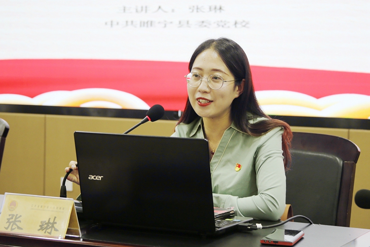 县委党史学习教育宣讲团成员,县委党校教员张琳作辅导讲座